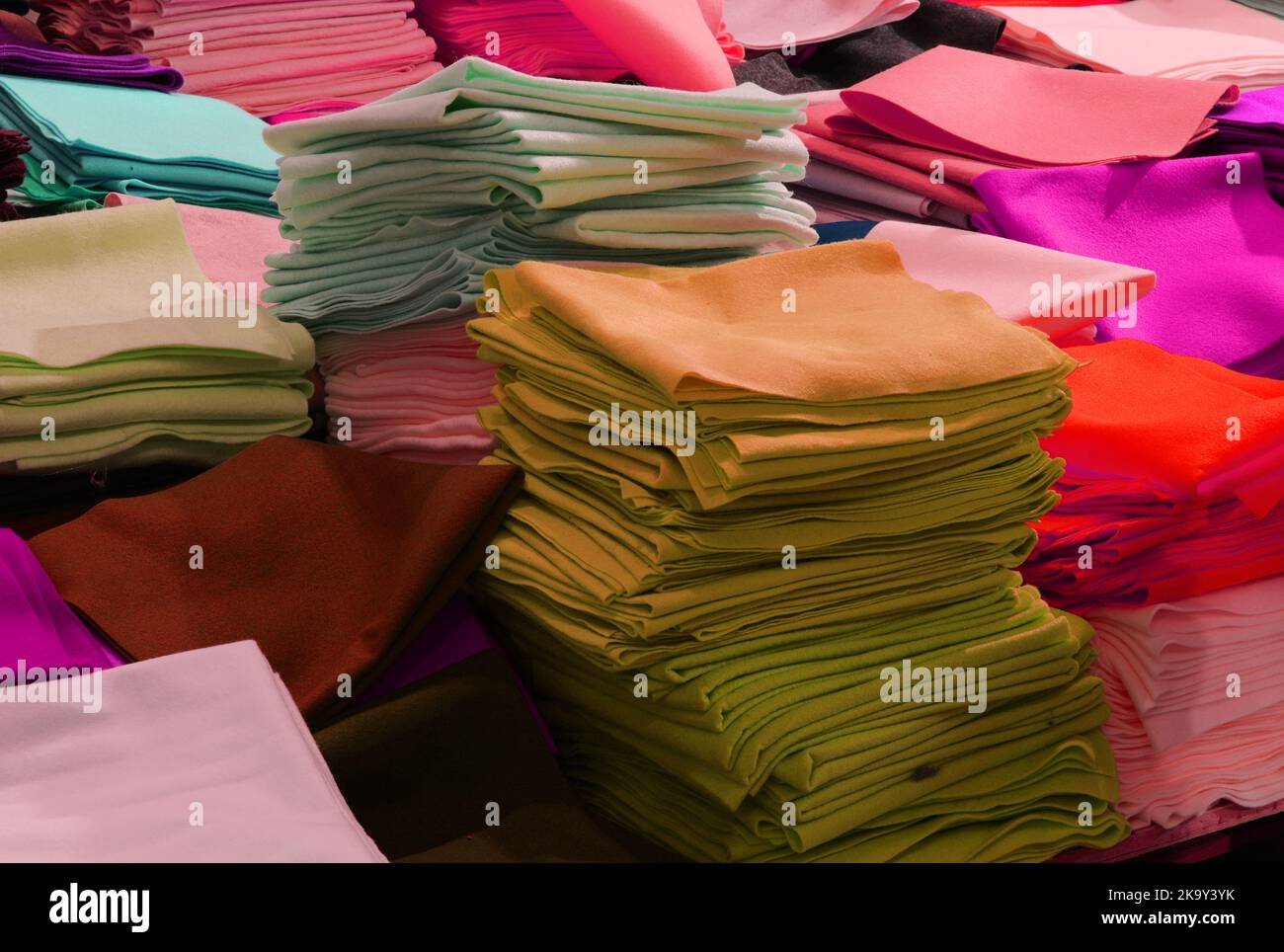 trozos de tela de fieltro y telas de colores a la venta en la tienda de  telas Fotografía de stock - Alamy
