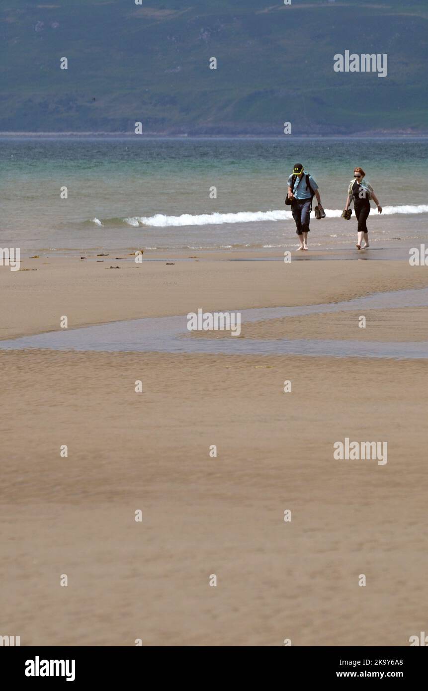 pareja caminando juntos en tyn don beach porth neigwl, gales Foto de stock