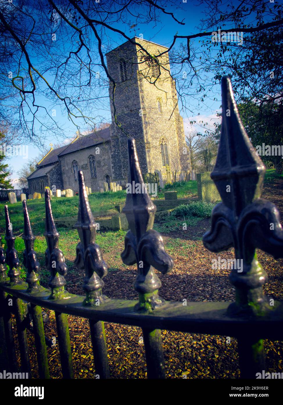 histórica iglesia cuadrada de piedra normanda ilketshall st margarets, suffolk inglaterra Foto de stock