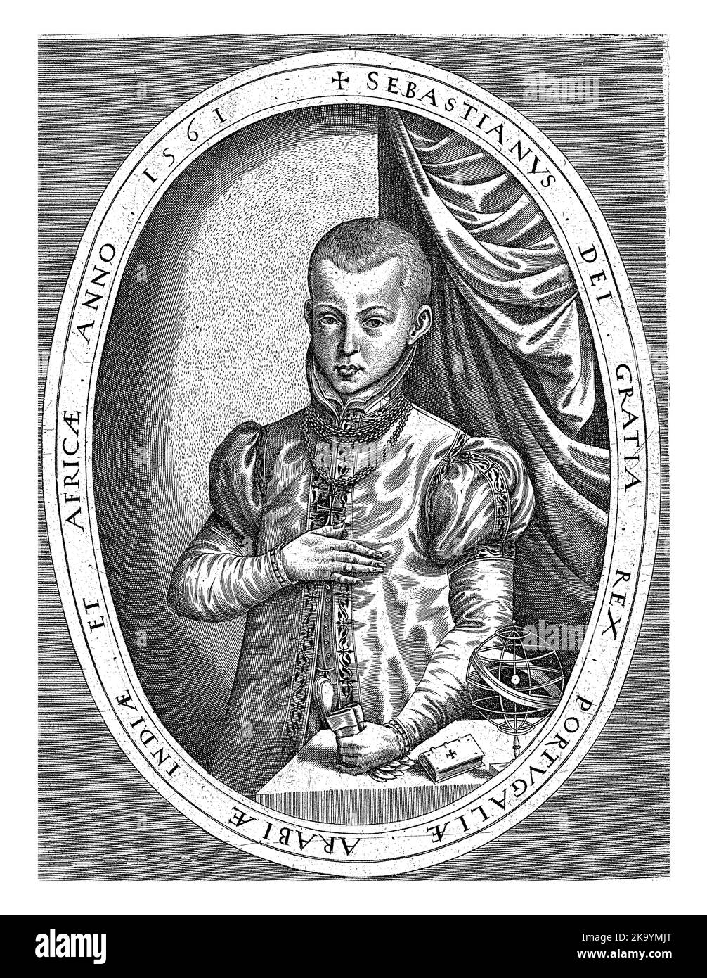 Retrato de mitad de largo de Sebastián I de Portugal a la izquierda cerca de una mesa. Sobre la mesa una biblia y un armilar. Foto de stock