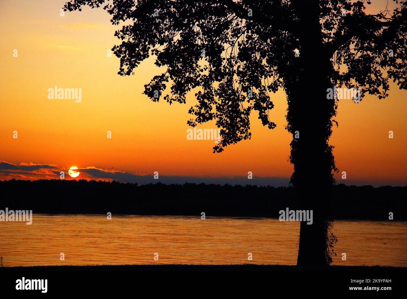 El sol se pone en el río Mississippi, justo al norte de Memphis, Tennessee Foto de stock