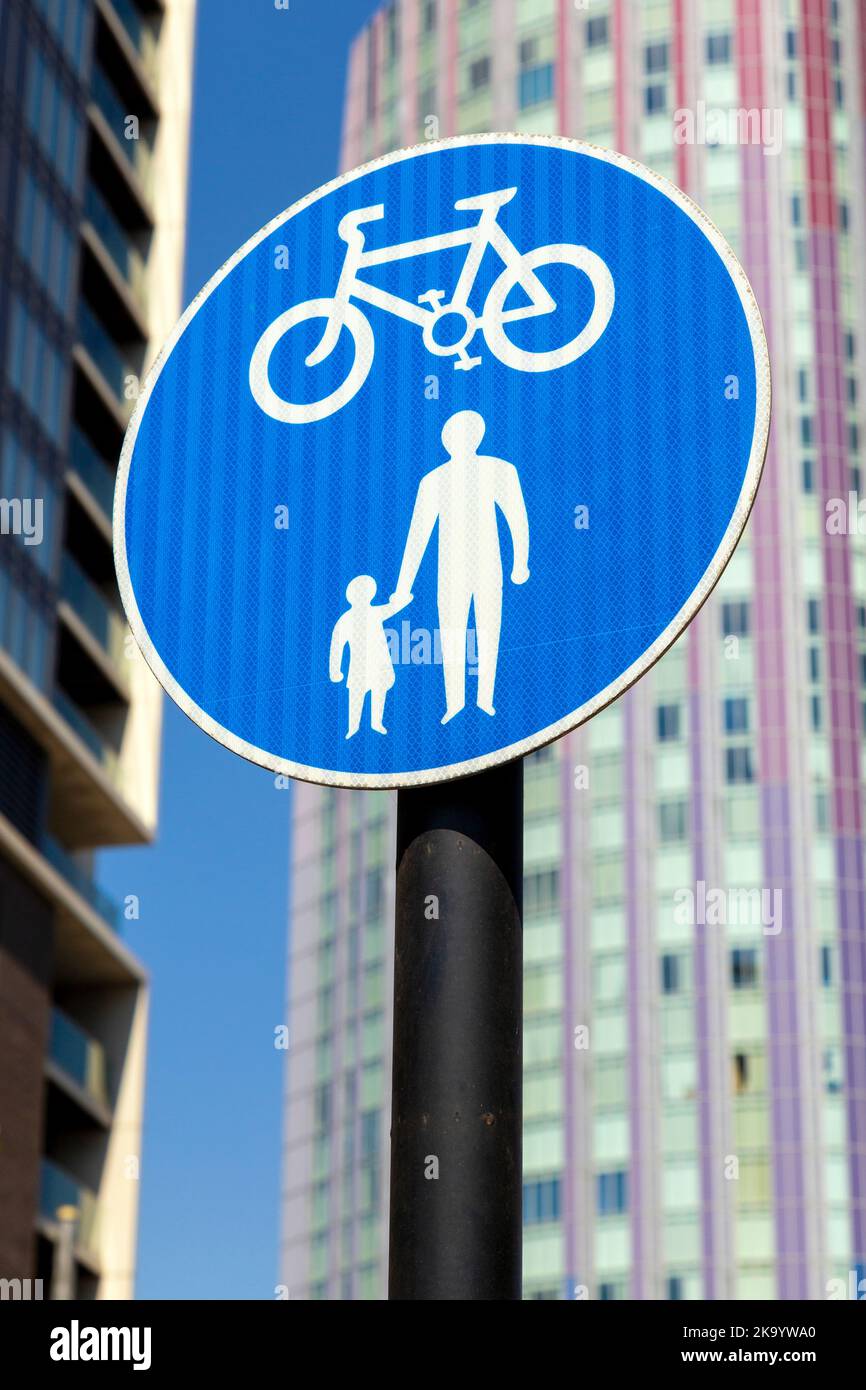 A la derecha de camino a los ciclistas y peatones señal azul de carretera Foto de stock