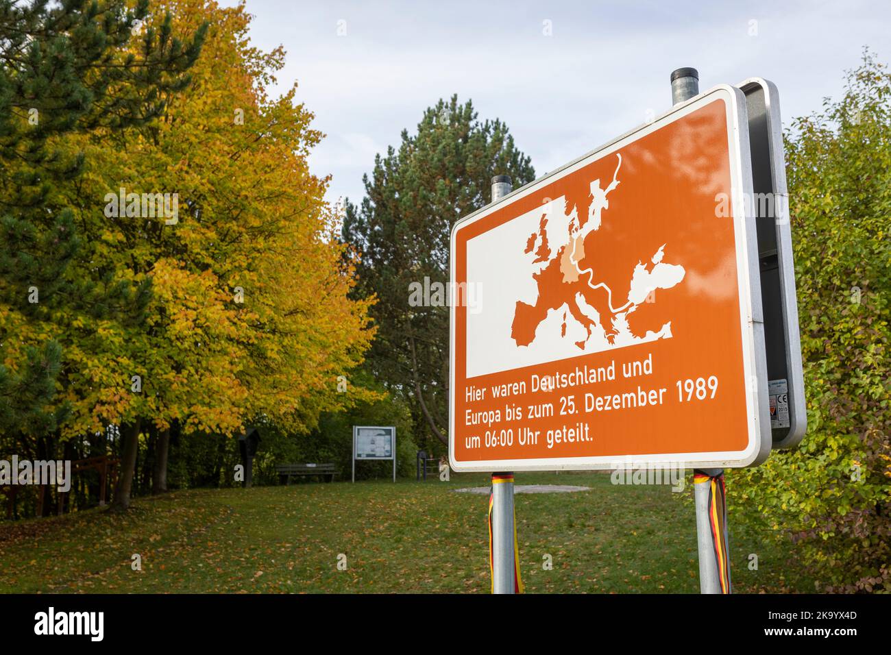 Señal que muestra la antigua frontera de la BRD (Alemania Occidental) y la RDA (Alemania Oriental) cerca de Lengelfeld Unterm Stein, Alemania Foto de stock