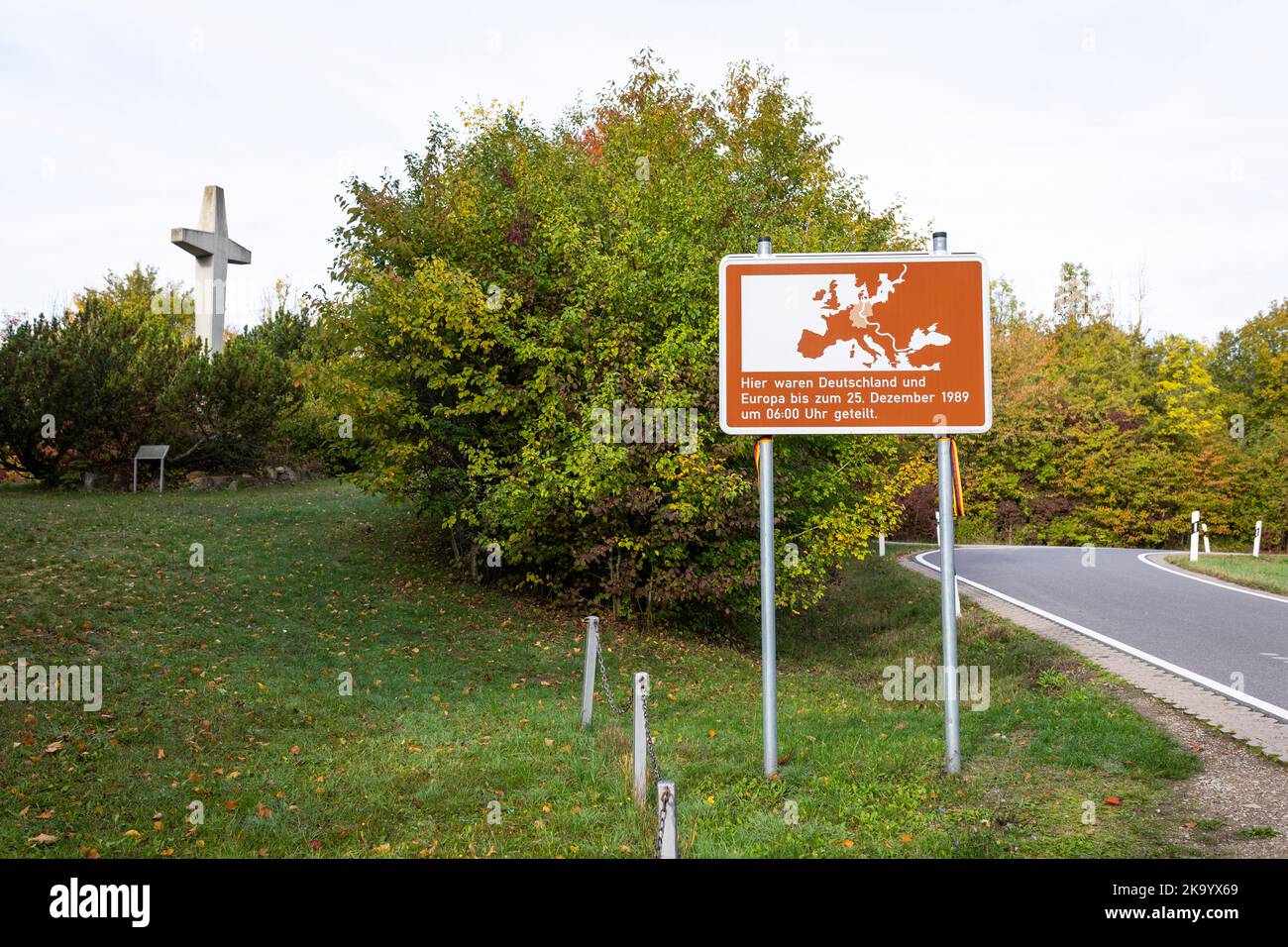 Señal que muestra la antigua frontera de la BRD (Alemania Occidental) y la RDA (Alemania Oriental) cerca de Lengelfeld Unterm Stein, Alemania Foto de stock