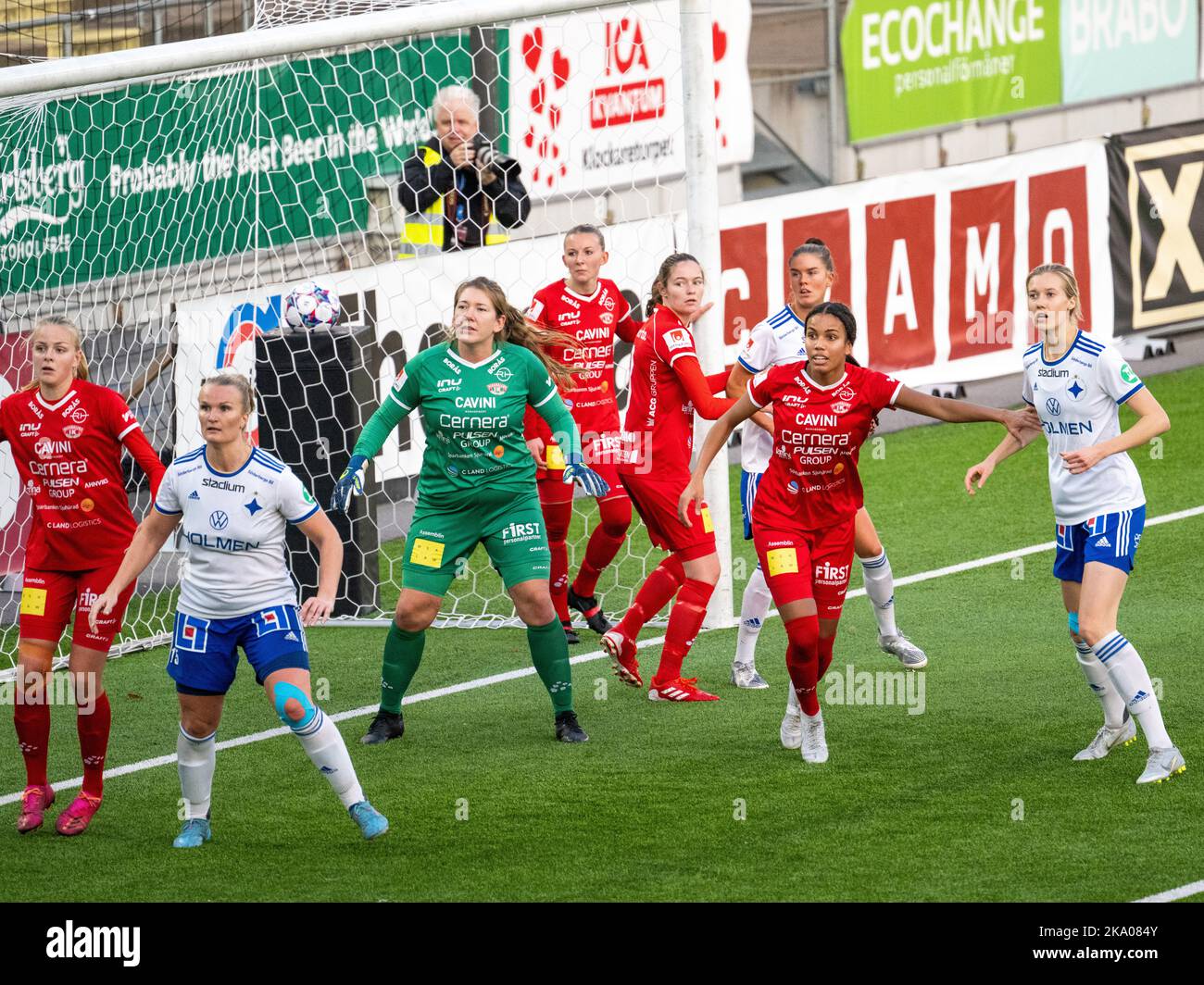 Histórico partido de fútbol femenino en Platinumcars Arena en Norrköping entre IFK Norrköping y Bergdalens IK en el sueco de segunda categoría Elitettan. Foto de stock