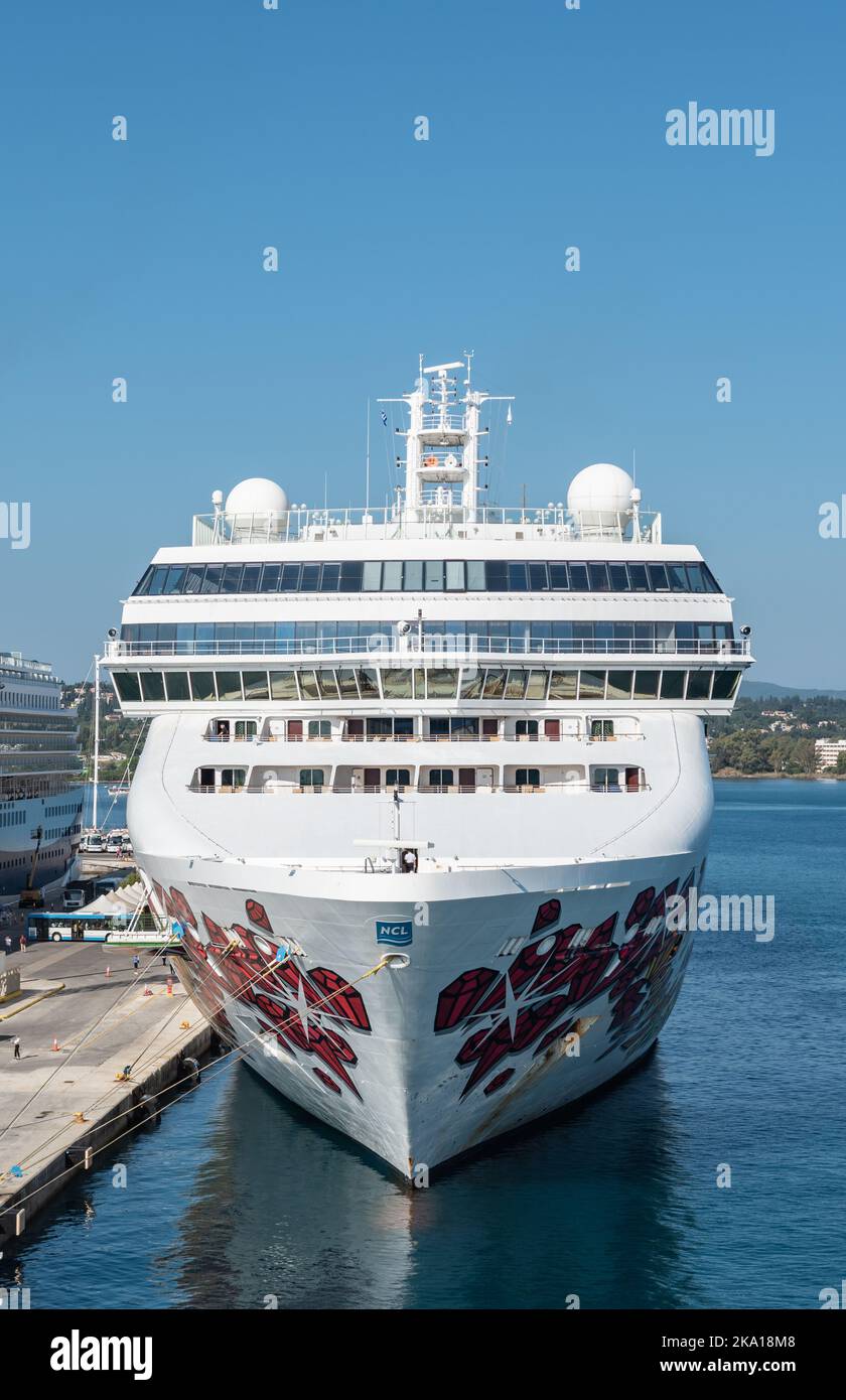 CORFÚ, GRECIA - 6 DE SEPTIEMBRE de 2022: Crucero Norwegian Gem, Norwegian Cruise Line, atracado en el muelle del puerto de cruceros en Corfú, Grecia. Foto de stock