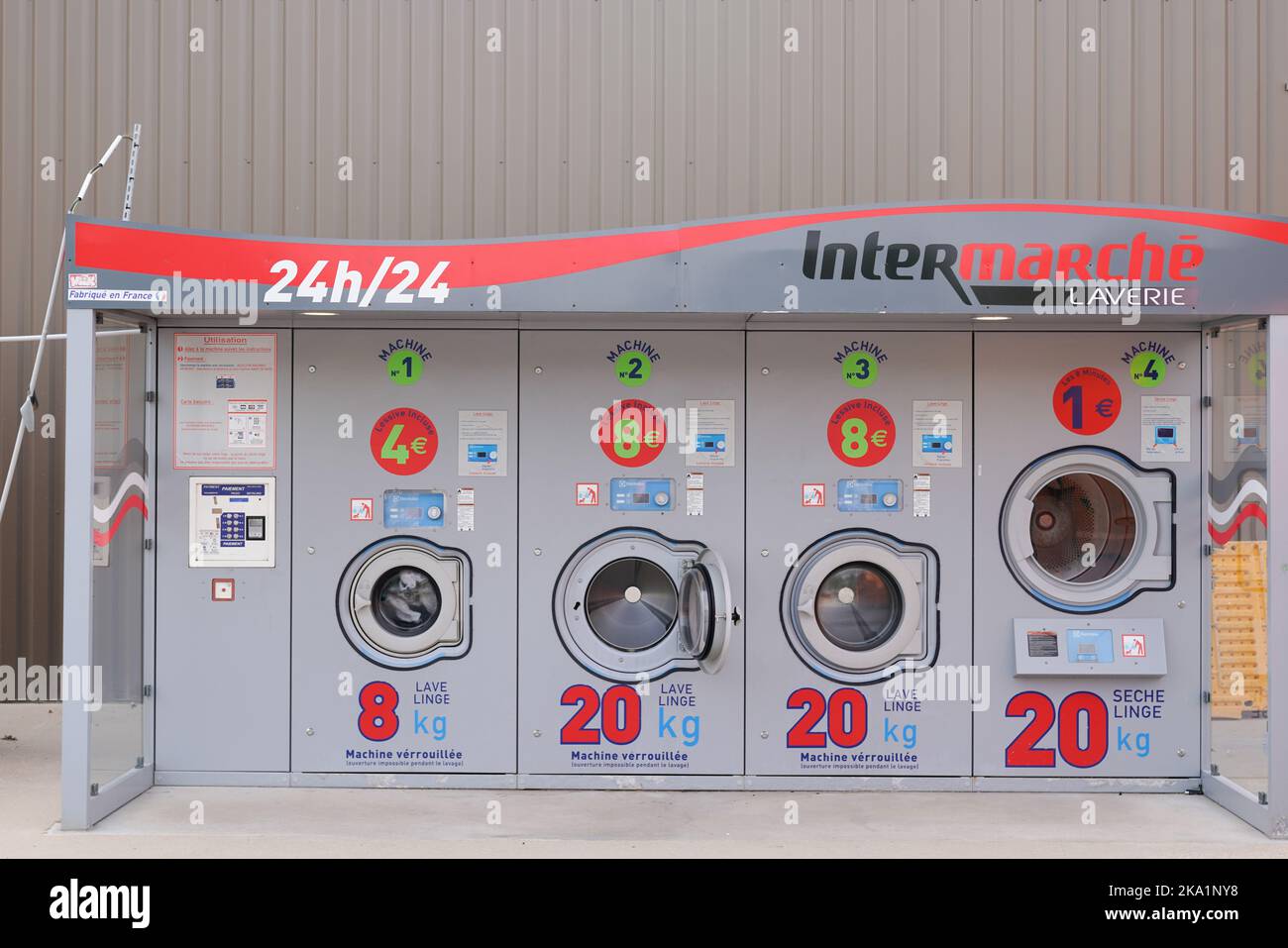 Bordeaux , Aquitaine Francia - 09 15 2022 : intermarché Autoservicio de lavadoras en el aparcamiento exterior logotipo signo y marca máquina de texto tienda Laundr Foto de stock