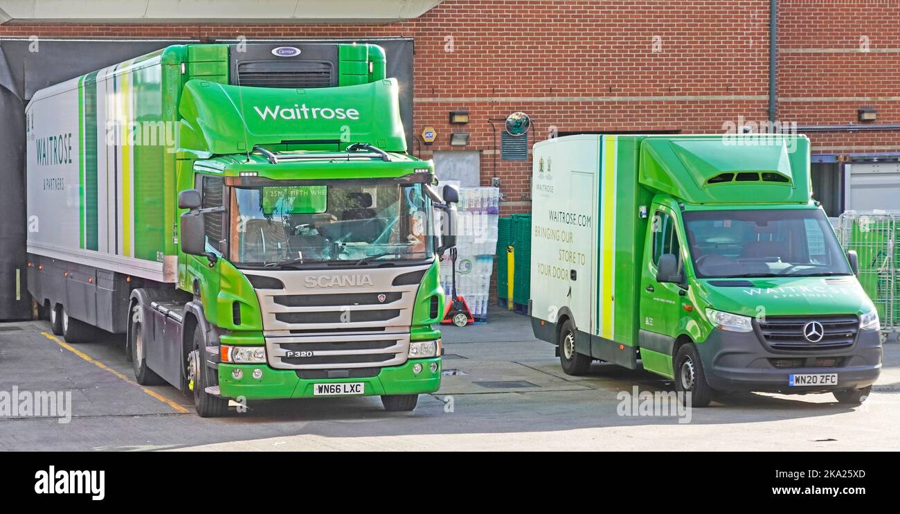 Cadena de suministro Waitrose camión tienda grande en la bahía de descarga al lado de la pequeña casa local de entrega de comestibles van de carga de compras en línea órdenes de Inglaterra Reino Unido Foto de stock