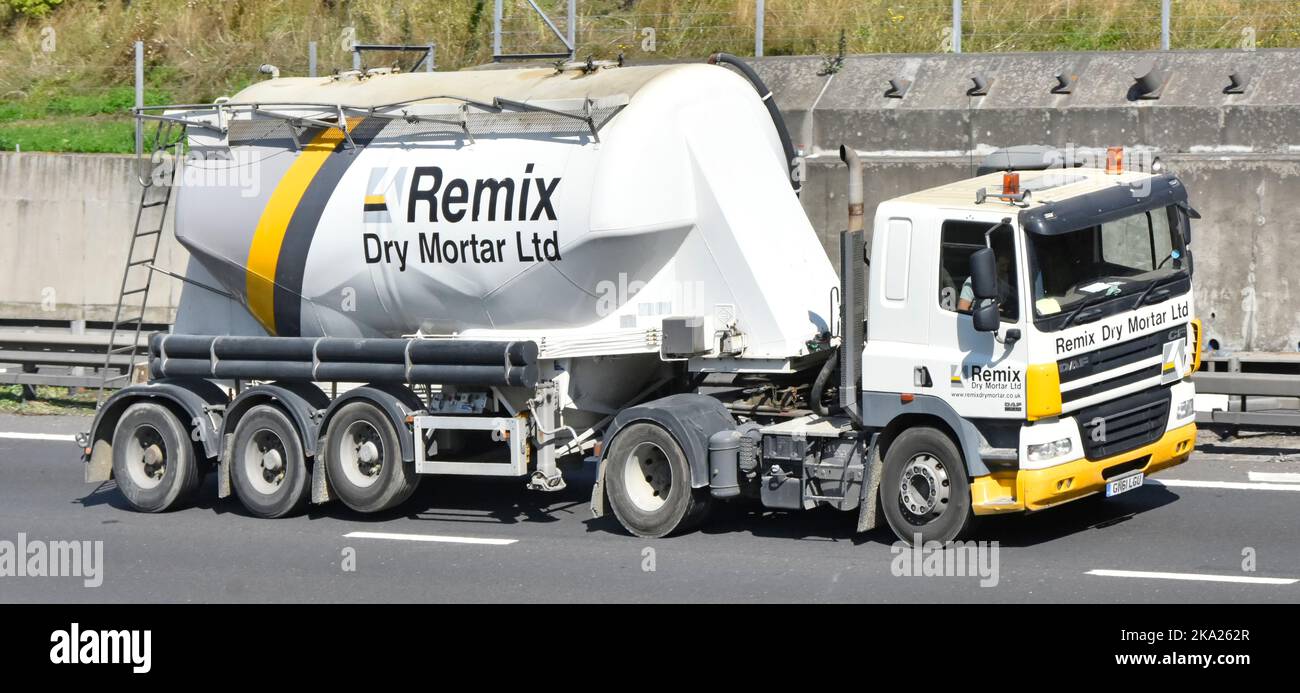 Vista frontal y lateral del camión cisterna para Remix Dry Mortar negocio Un camión hgv transportando a sitios de construcción conduciendo carretera de autopista Inglés Reino Unido Foto de stock