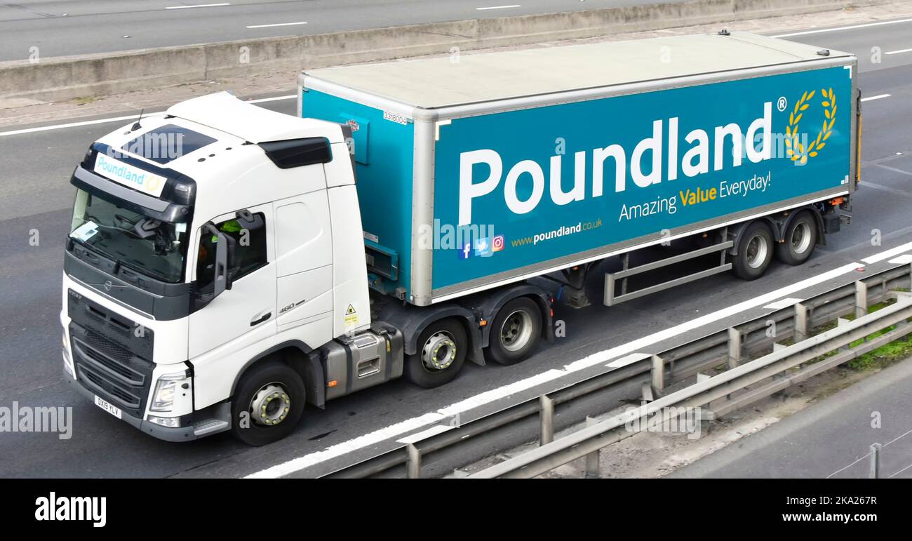 Primer plano Volvo FH 460 blanco camión acarreo remolque de entrega articulado publicidad Poundland descuento al por menor negocio de conducción Reino Unido carretera autopista Foto de stock
