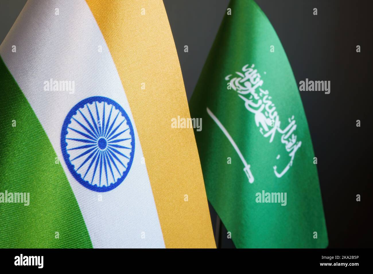 Banderas de la India y Arabia Saudita como símbolo de las relaciones diplomáticas. Foto de stock