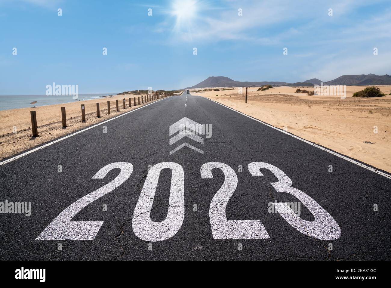 2023 Viaje por carretera de Año Nuevo y concepto de visión de futuro . Paisaje natural con carretera que conduce a feliz año nuevo Foto de stock