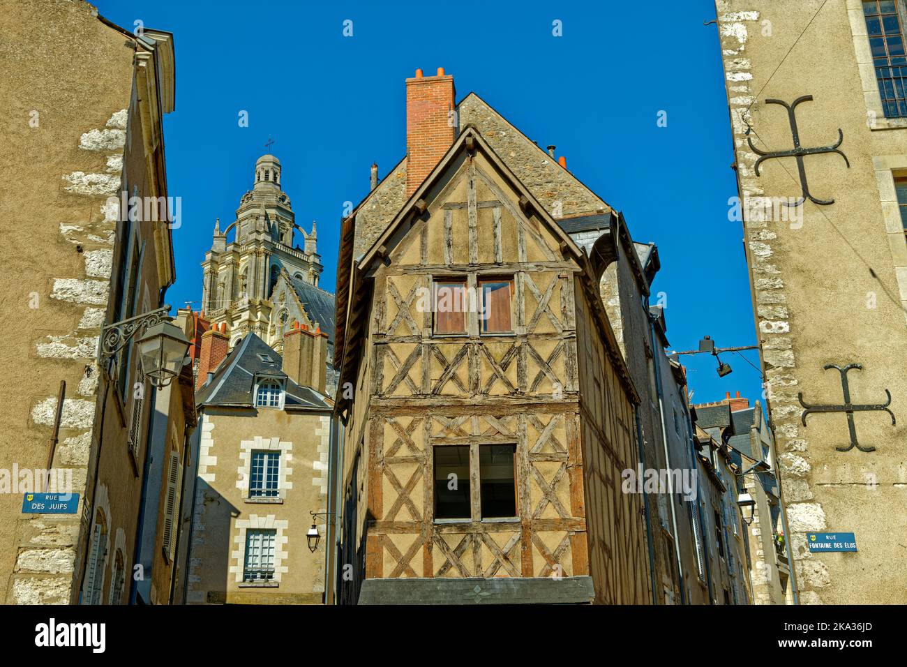 Antiguo edificio de madera y la torre de la Catedral de Saint Loius de Blois, Loire-et-Cher, Francia. Foto de stock