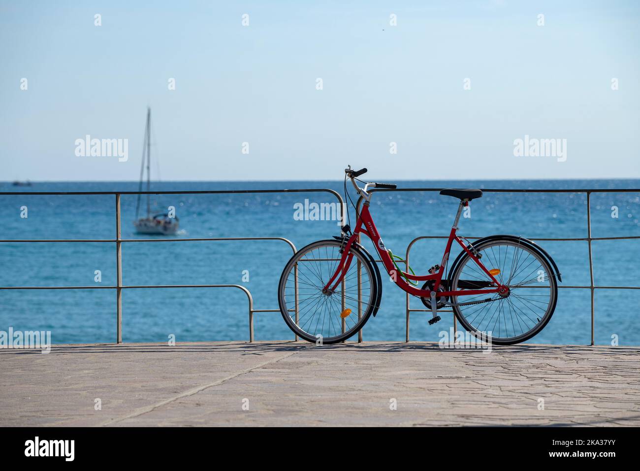 Lavagna Chiavari Riviera Liguria Italy Sept 2022 Bicycle resing contra barandas sobre la playa y el mar. Foto de stock
