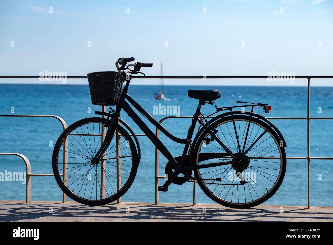 Lavagna Chiavari Riviera Liguria Italy Sept 2022 Bicycle resing contra barandas sobre la playa y el mar. Foto de stock
