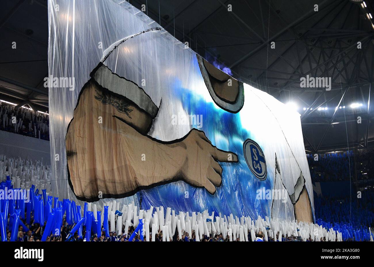 Bundesliga, Veltins Arena, FC Schalke 04 vs SC Freiburg; Coreografía de los fans de Schalke. Foto de stock
