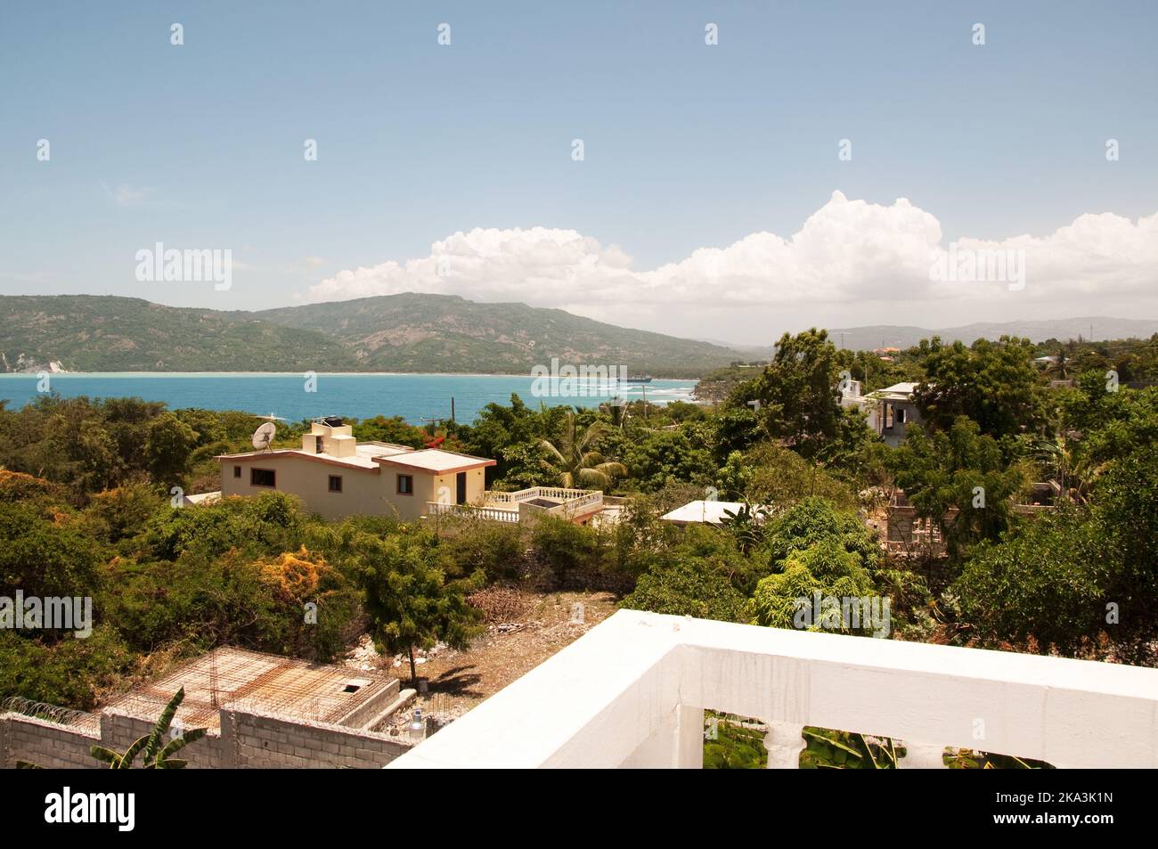 Vista a la Bahía de Jacmel, Haití. Jacmel es una gran ciudad en la