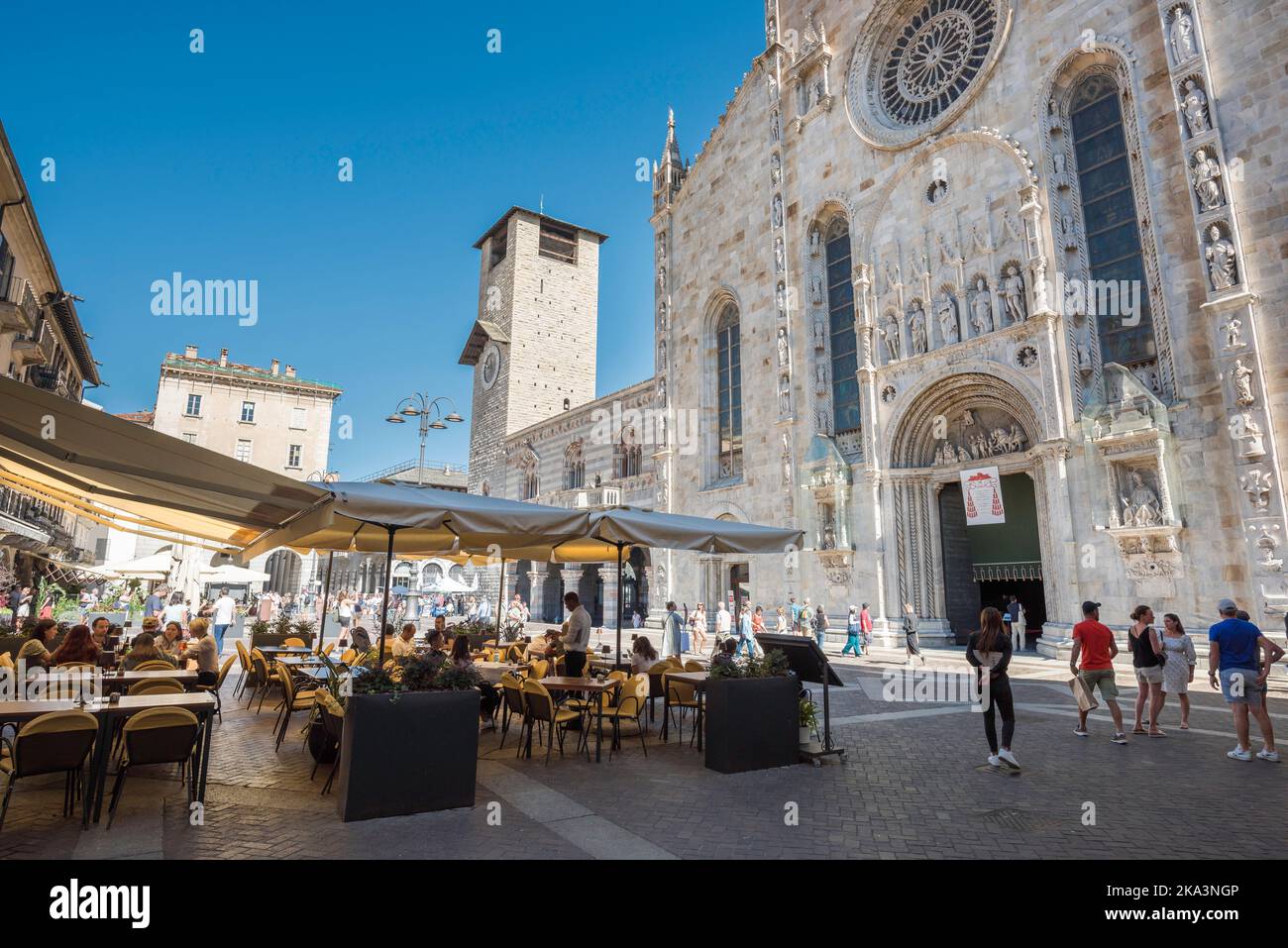 Piazza Duomo Como, vista en verano de la pintoresca Piazza Duomo que muestra el frente oeste de la histórica catedral, la ciudad de Como, el lago Como, Lombardía Italia Foto de stock