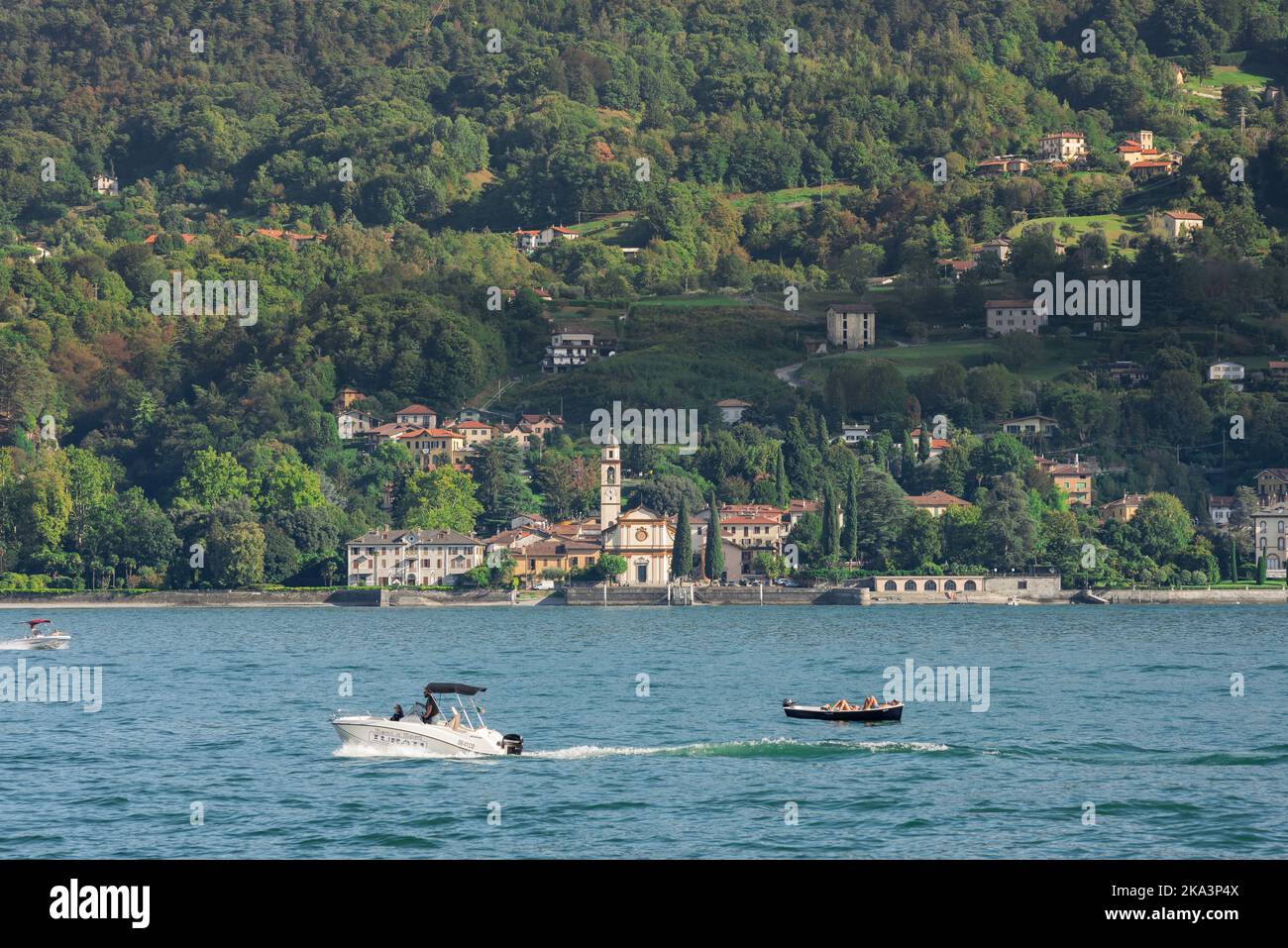 San Giovanni Lago Como, vista en verano del pintoresco pueblo a orillas del lago de San Giovanni en la costa oriental del Lago Como, Italia, Lombardía Foto de stock