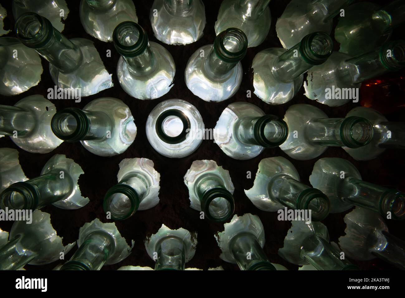 Primer plano de una pared hecha de botellas de vidrio de soda Foto de stock