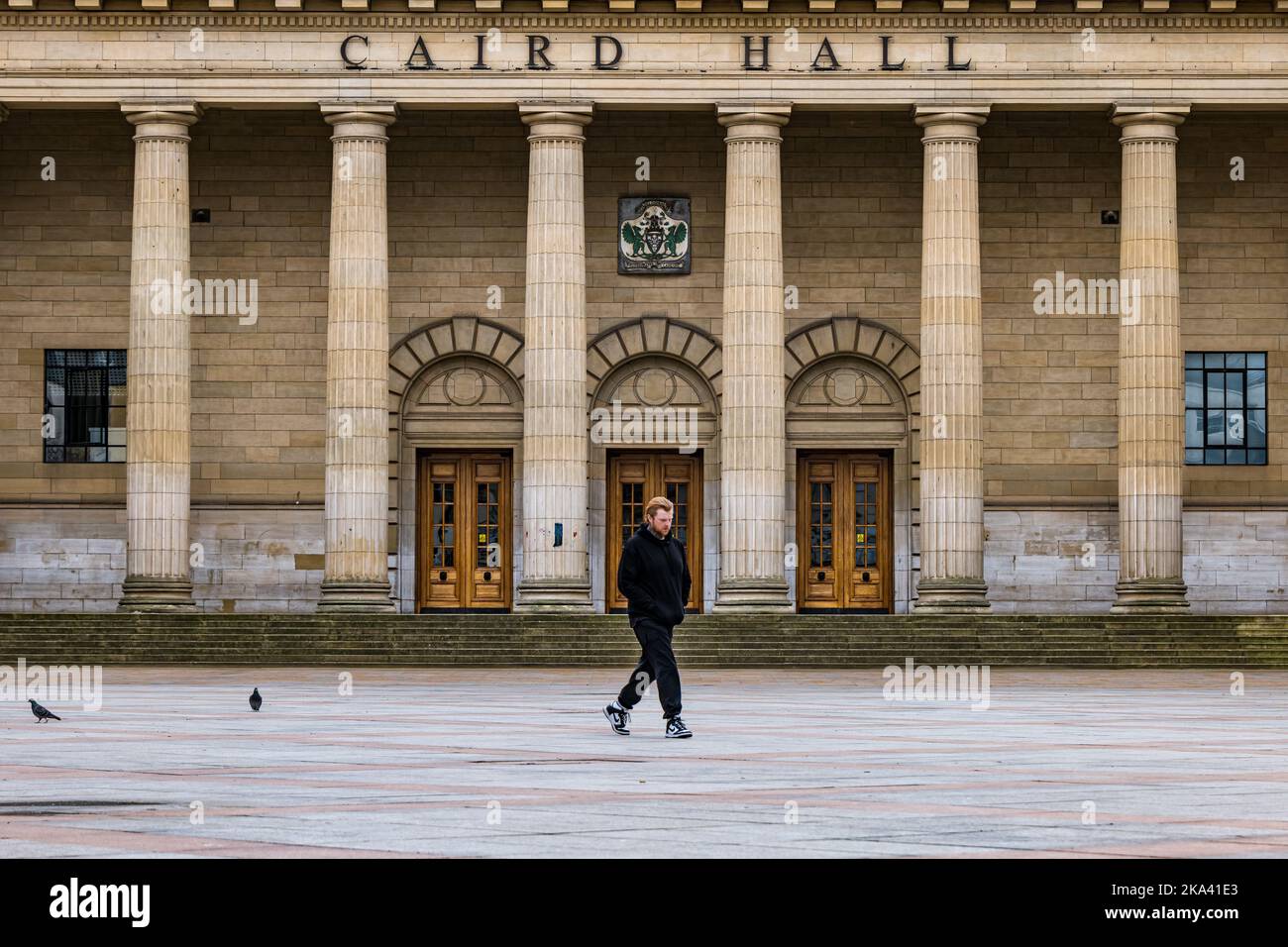 Grand Pillars and Doors of Caird Hall, sala de conciertos en City Square, Dundee, Escocia, Reino Unido Foto de stock