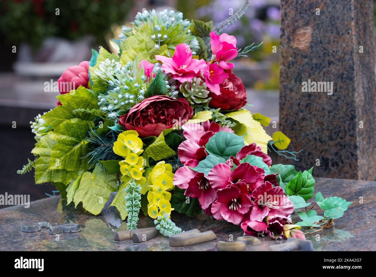 Flores en la tumba. Fiesta de los Muertos. Un montón de flores en el  cementerio Fotografía de stock - Alamy