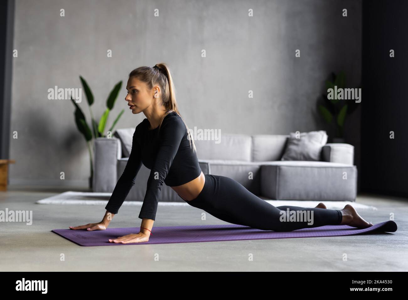 Entrenamiento en casa - mujer haciendo ejercicio viendo un programa de  televisión en pantalla plana programa de fitness yoga ejercicio en la sala  de estar. Yoga niña haciendo ejercicio de meditación en