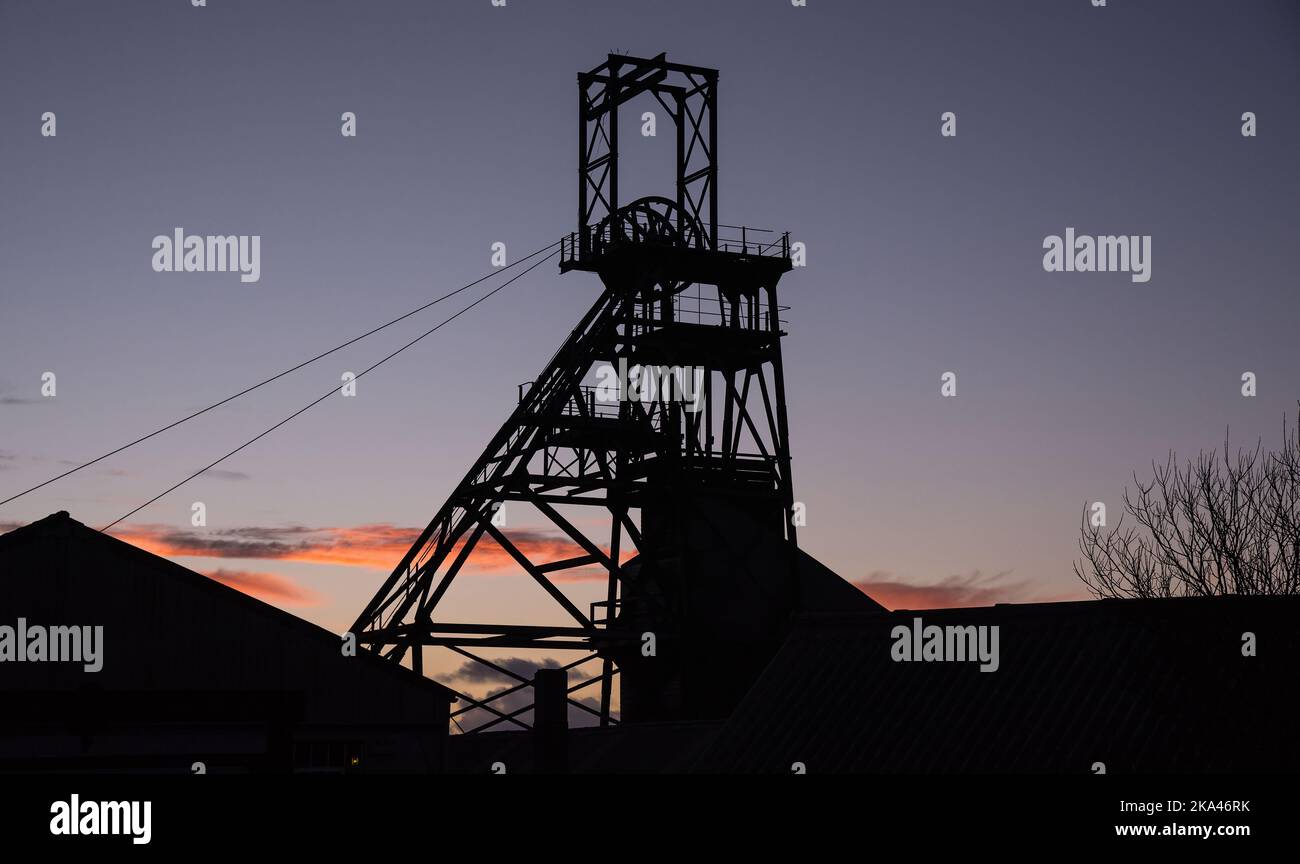 Una imagen de Geevor Tim Mine al atardecer en el corazón del país minero de estaño en West Cornwall Foto de stock