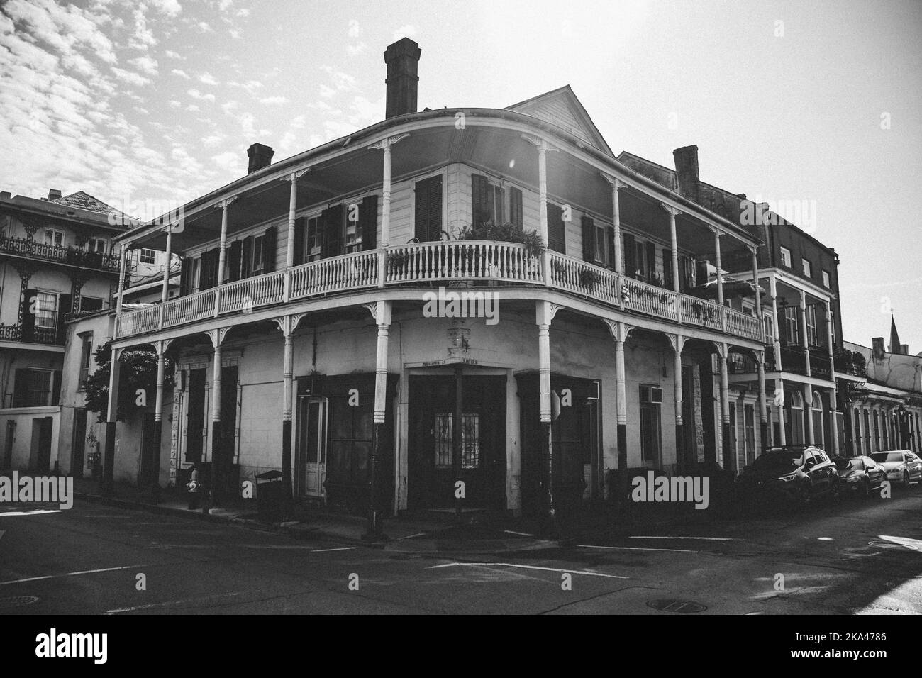 Una fotografía en escala de grises de un edificio histórico tradicional en la calle Bourbon de Nueva Orleans Foto de stock
