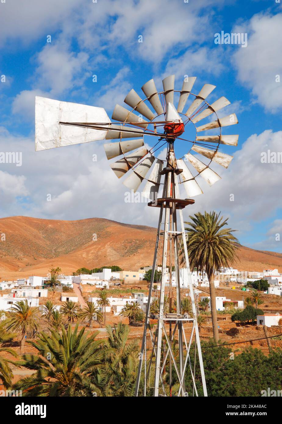 Bomba de agua de molino sobre pozo en el pueblo de Toto en Fuerteventura,  Islas Canarias, España Fotografía de stock - Alamy