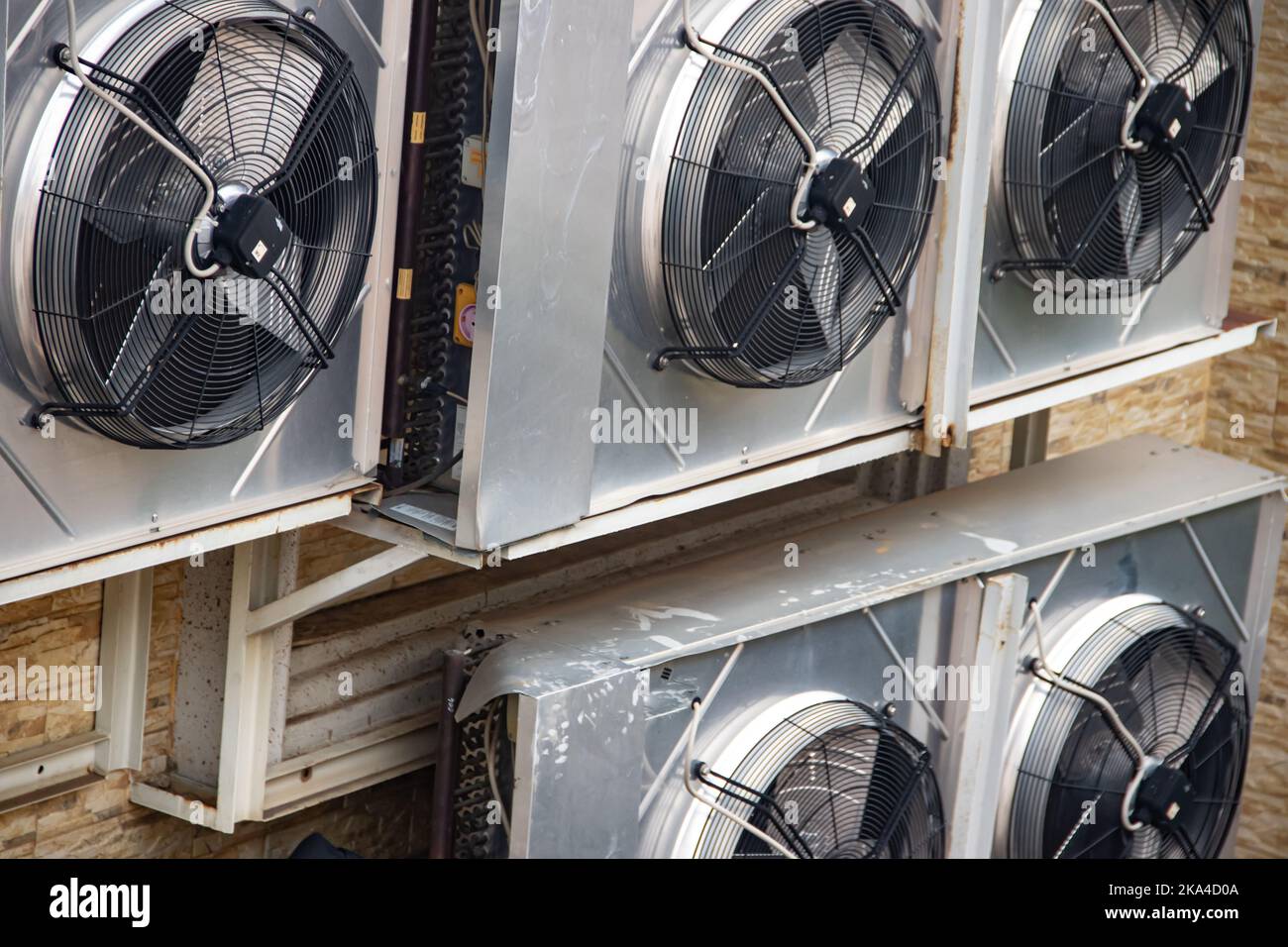 Unidades externas de aire acondicionado industrial fijadas en la pared exterior Foto de stock
