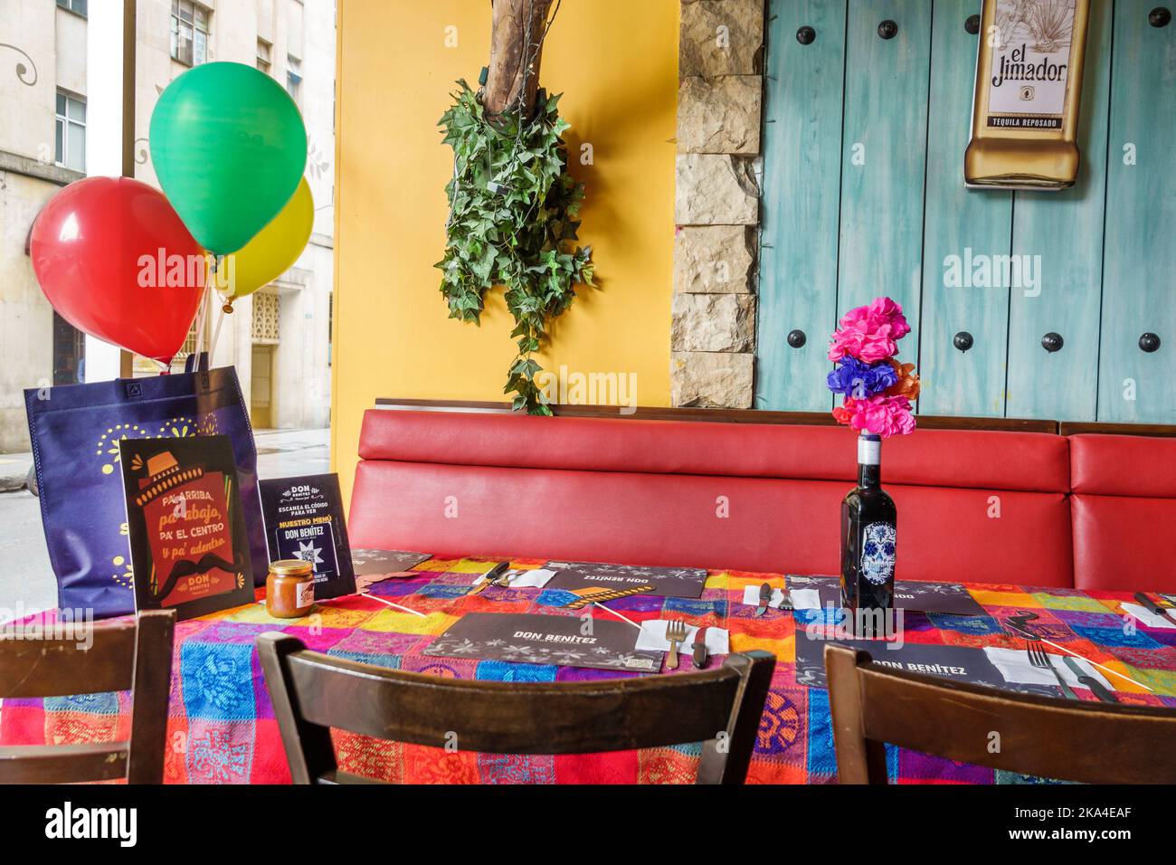 Bogotá Colombia,La Candelaria Centro Historico CENTRO CENTRO HISTÓRICO CENTRO DE LA CIUDAD ANTIGUA DON BENÍTEZ Mexican Grill Decor,RESTAURANTES dine din Foto de stock