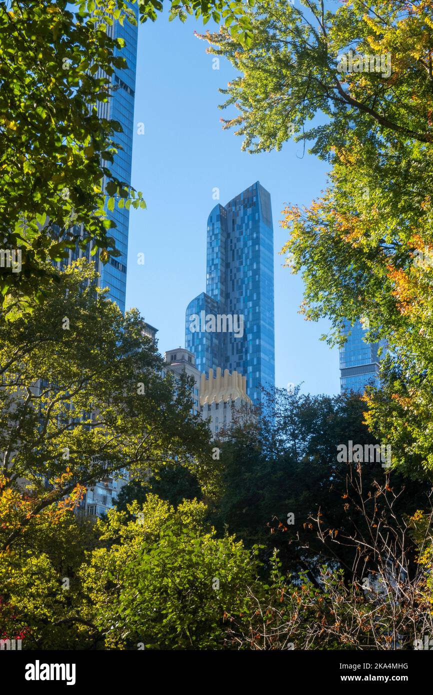 El rascacielos del condominio, 157 W. 57th St. Visto desde Central Park en un día de otoño cristalino, 2022, Nueva York, Estados Unidos Foto de stock