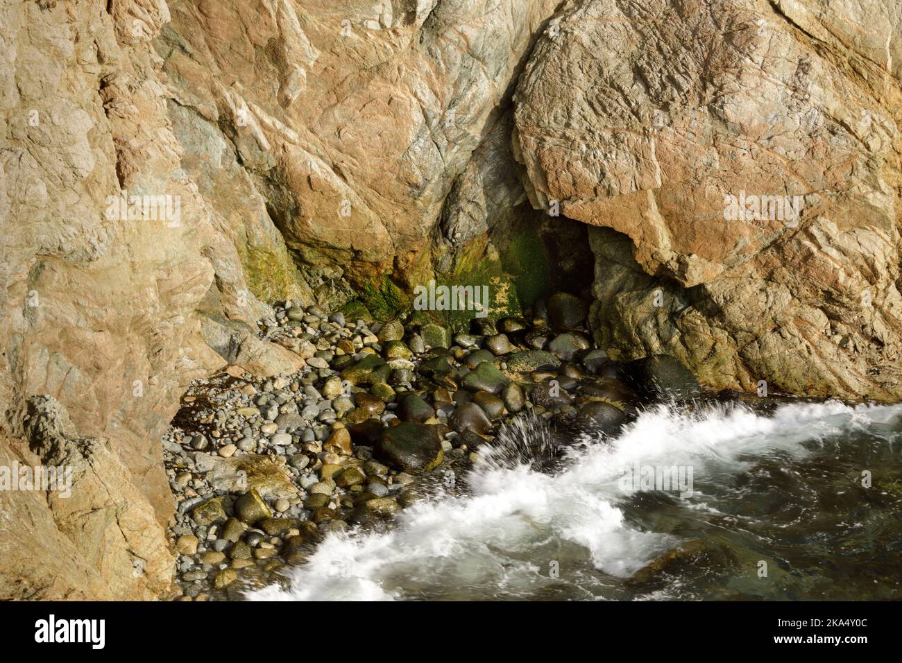 Hidden Cave en Point Lobos State Park, Monterey County, California, Estados Unidos. Foto de stock