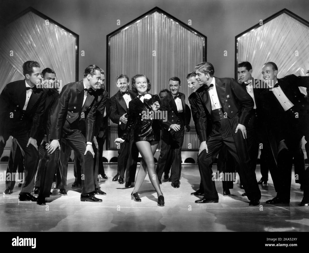 Dixie Dunbar (centro), en la película, 'King of Burlesque', Fox Film Corp., 1936 Foto de stock