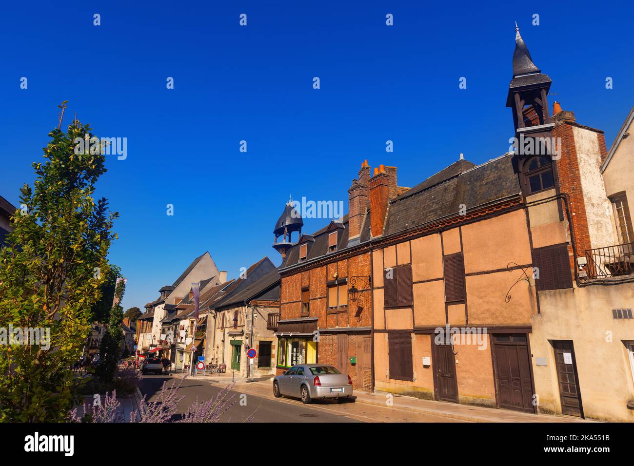 Calle en el casco antiguo de Aubigny-sur-Nere con casas de madera con entramado de madera Foto de stock