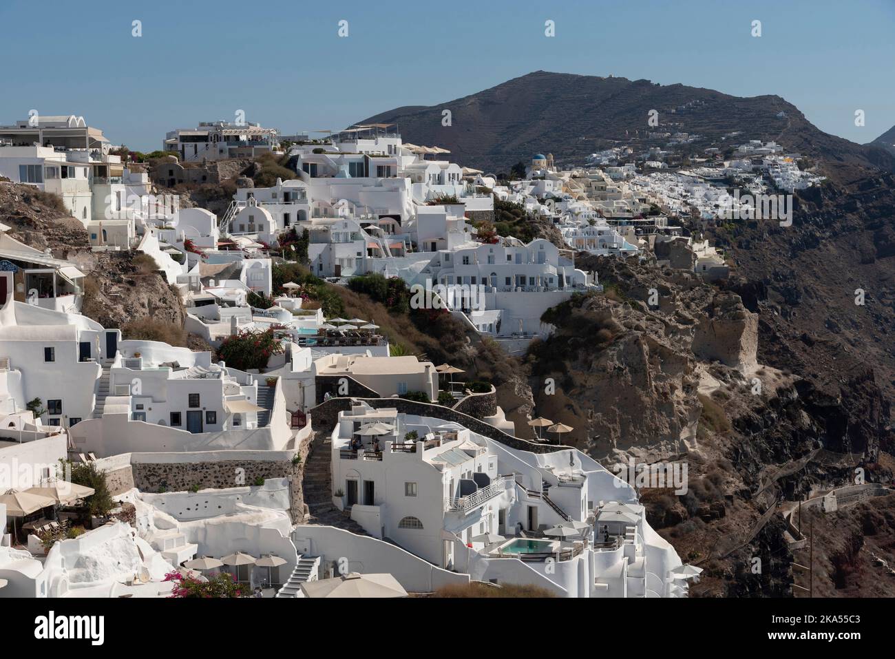 Oia, Santorini, Grecia. 2022. Edificios de montaña en la ciudad de Oia en la isla de Santorini Grecia. Foto de stock