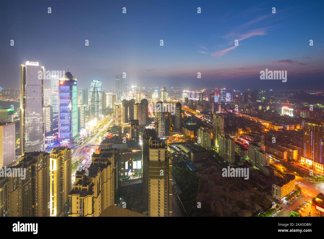 Vista de pájaro en Wuhan, China. Rascacielos en construcción en primer plano. Niebla, cielo nublado y la contaminación. Foto de stock