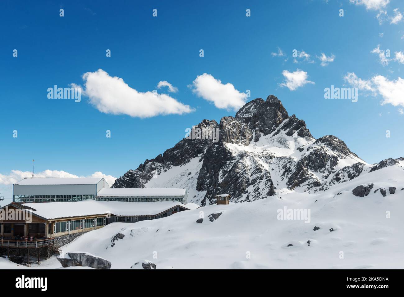 Altas montañas bajo la nieve Foto de stock