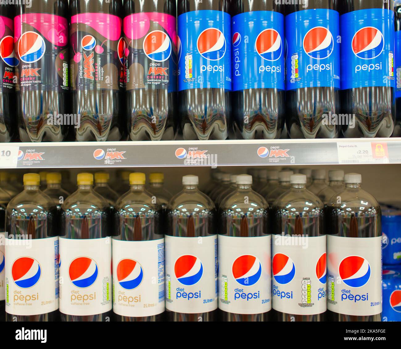 Botellas Pepsi Diet Supermercado Pepsi apilados Fotografía de stock Alamy