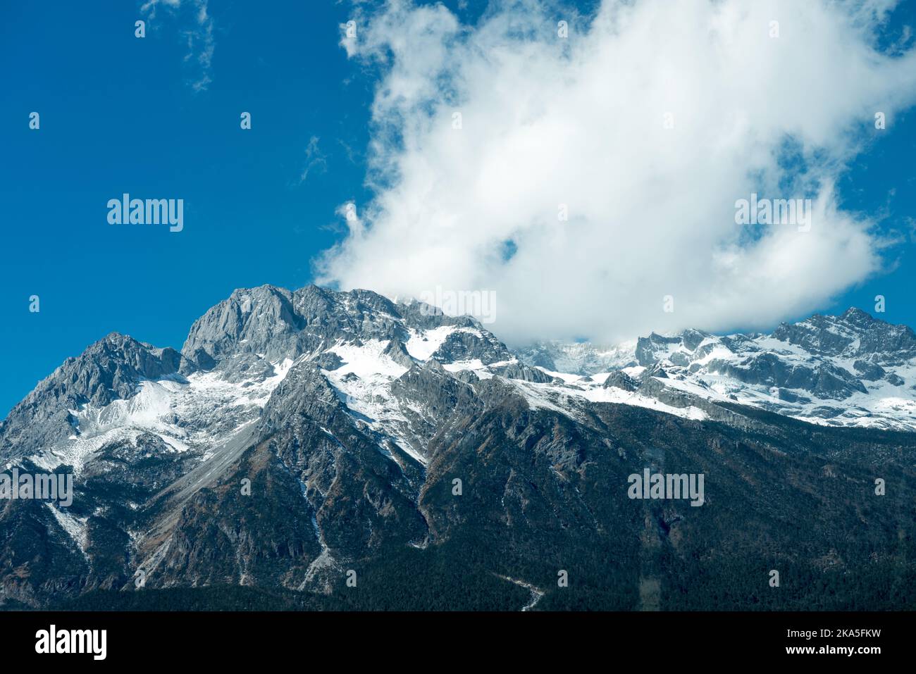 Altas montañas bajo la nieve Foto de stock