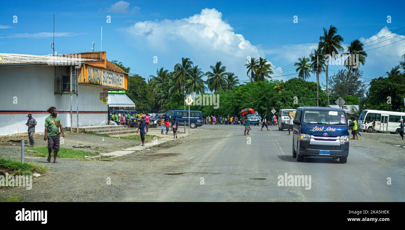 Coches que conducen en la calle en Alotau, Milne Bay Papúa Nueva Guinea Foto de stock