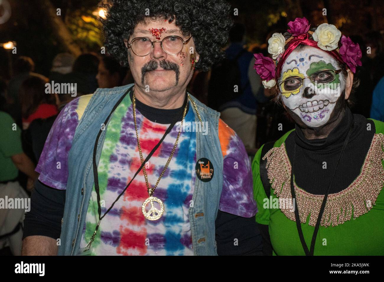 Los juerguistas celebran el 49th Desfile Anual de Halloween en el