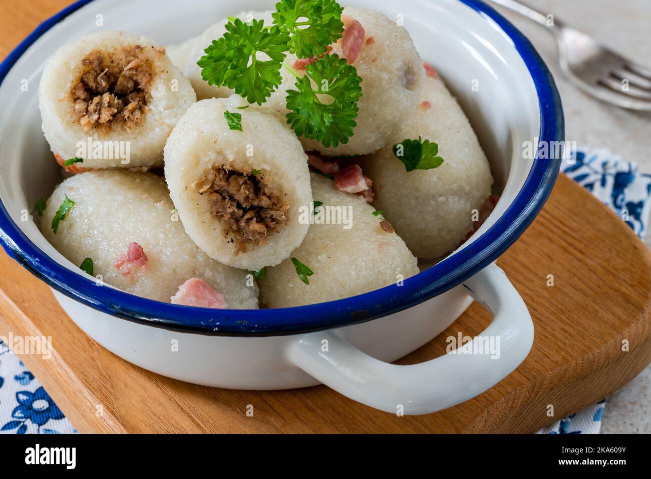 Pizy - dumplings de patata rellenos de carne, plato tradicional de Europa del Este Foto de stock
