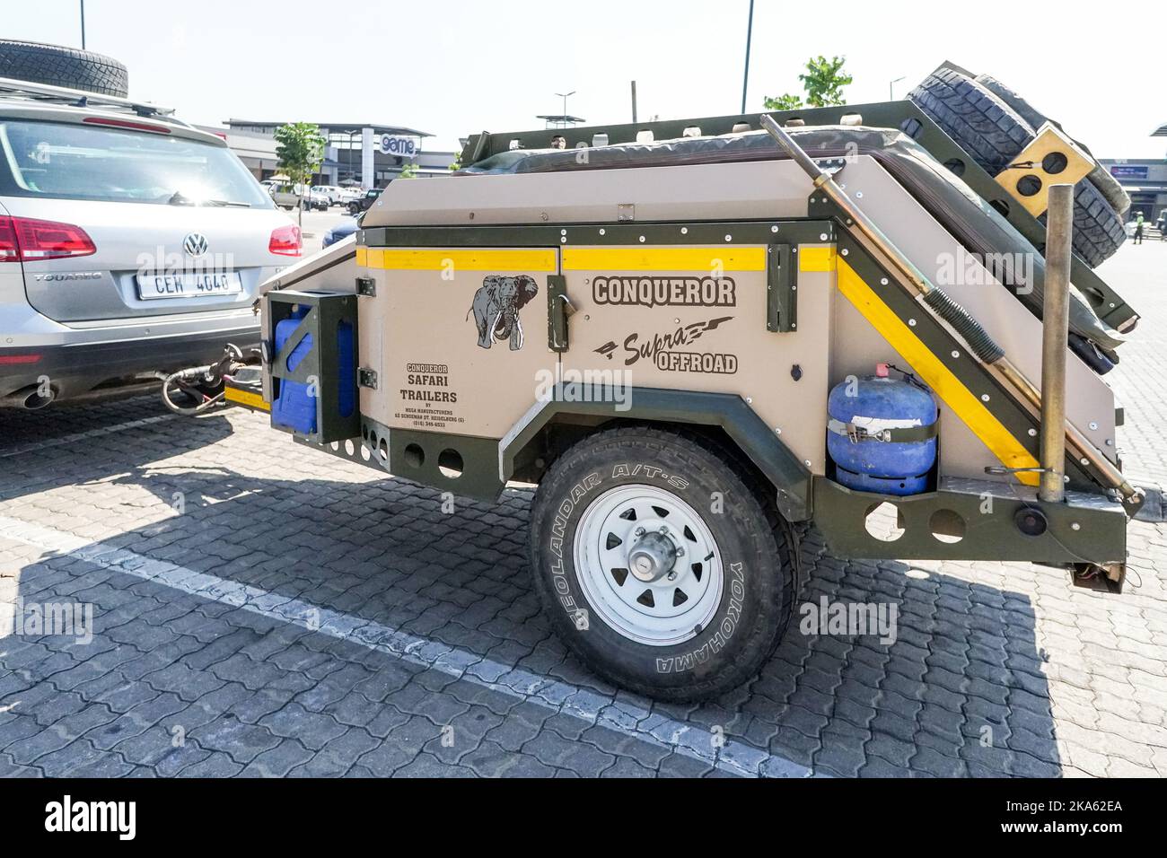 Conqueror offfroad safari remolque enganchado a un concepto de vehículo África o África safari y viaje por carretera Foto de stock