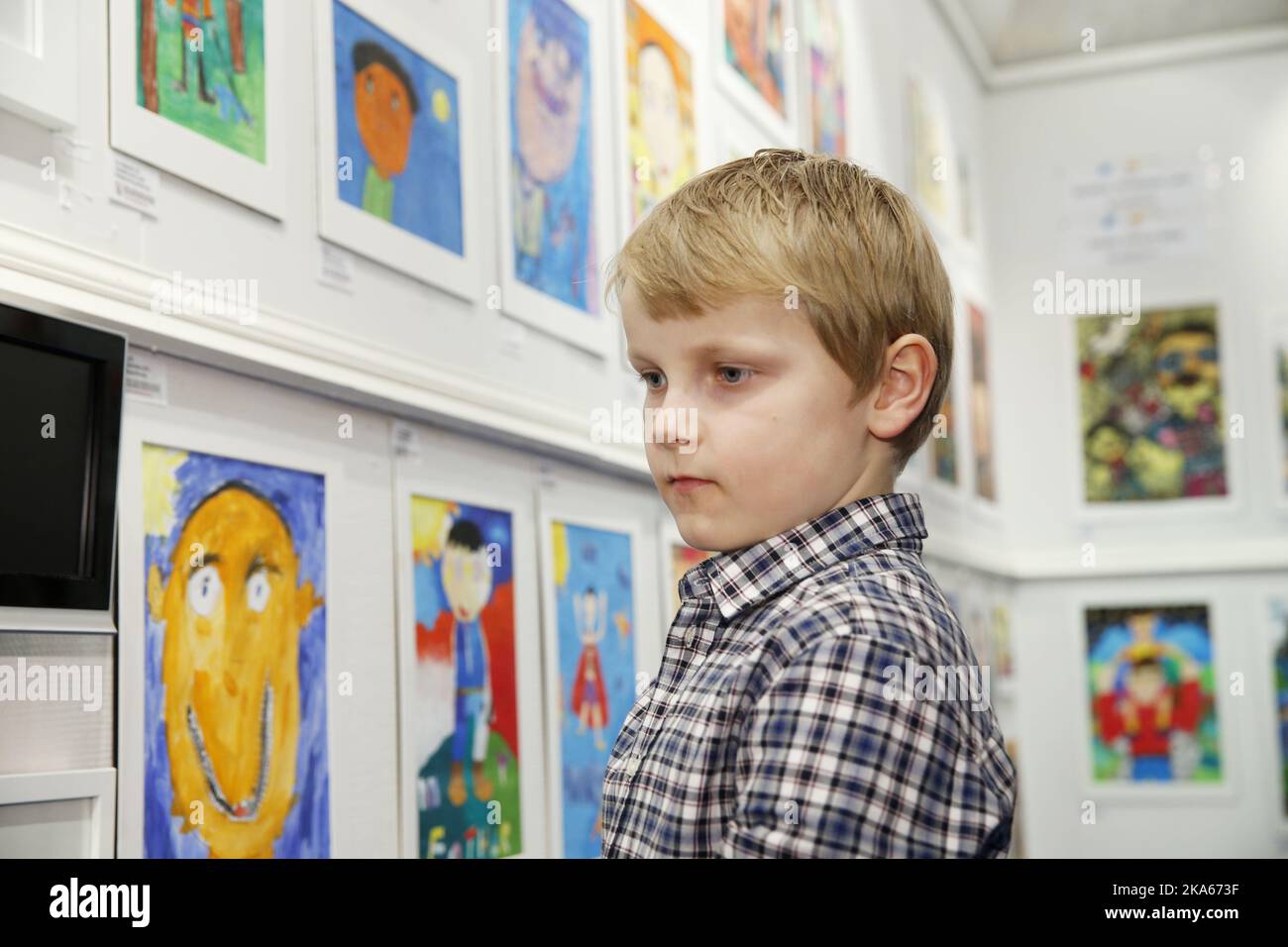 NORUEGA, OSLO 20140312. El Príncipe Sverre Magnus de Noruega durante la inauguración de la exposición y el proyecto de arte global 'Daddy World Wide' en el Museo Internacional de Arte Infantil Foto de stock