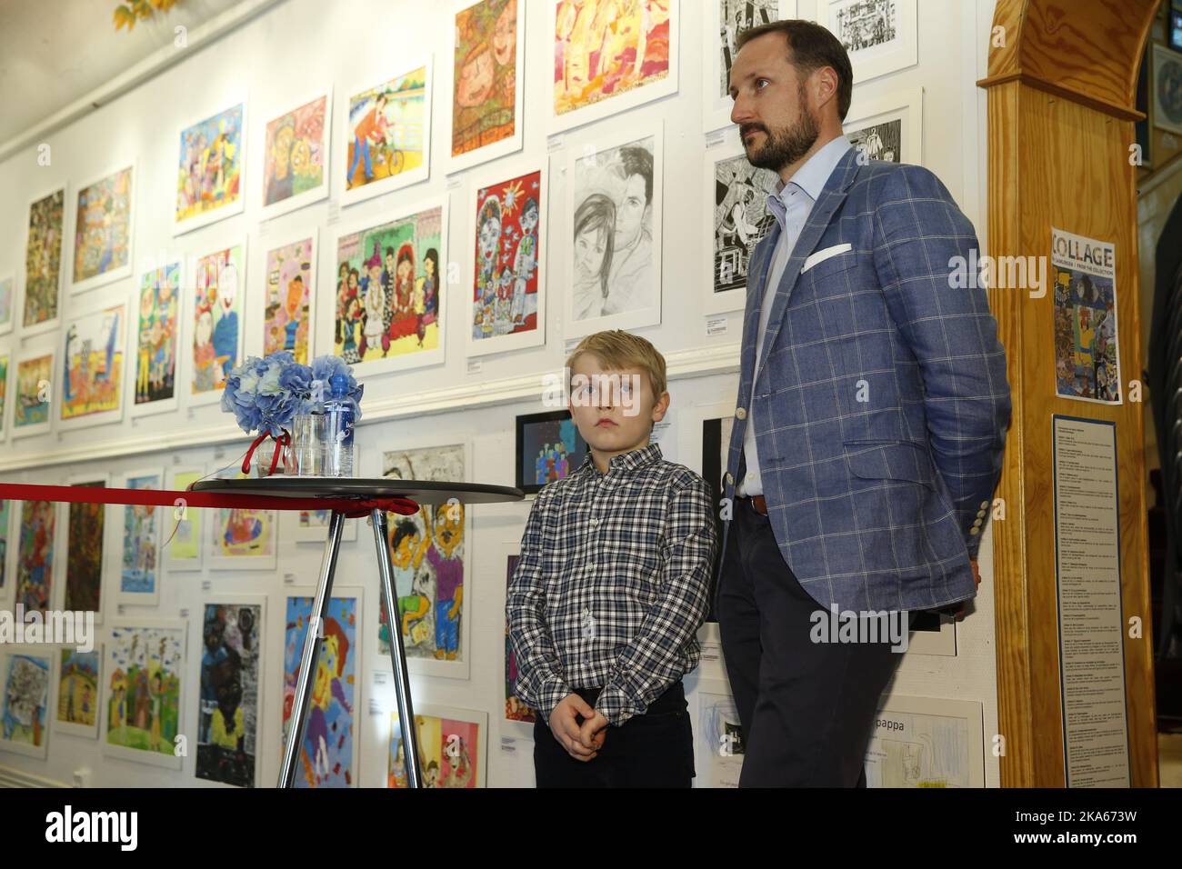 NORUEGA, OSLO 20140312. El príncipe heredero Haakon y el príncipe Sverre Magnus de Noruega durante la inauguración de la exposición y el proyecto de arte global 'Daddy World Wide' en el Museo Internacional de Arte Infantil Foto de stock