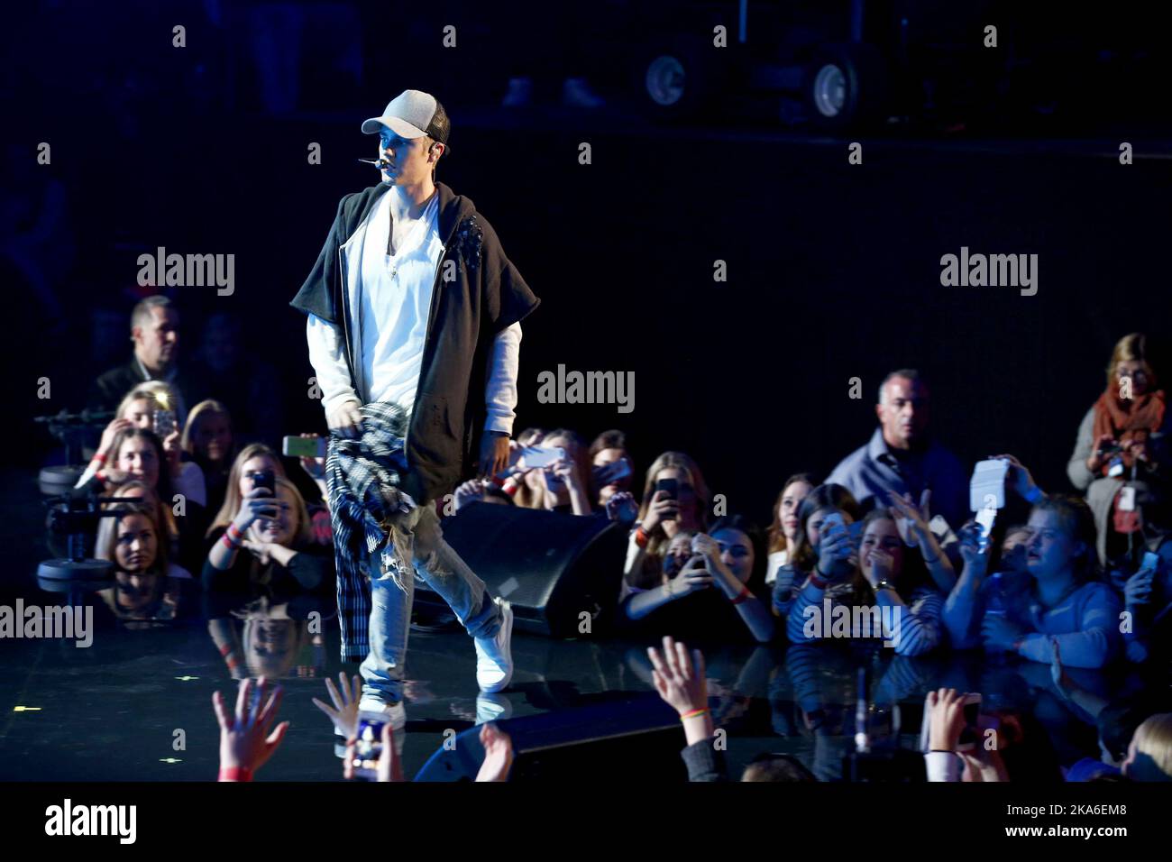 Justin Bieber abandona el escenario durante un mini concierto en Oslo, el 29 de octubre de 2015. Foto por Heiko Junge, NTB scanpix Foto de stock