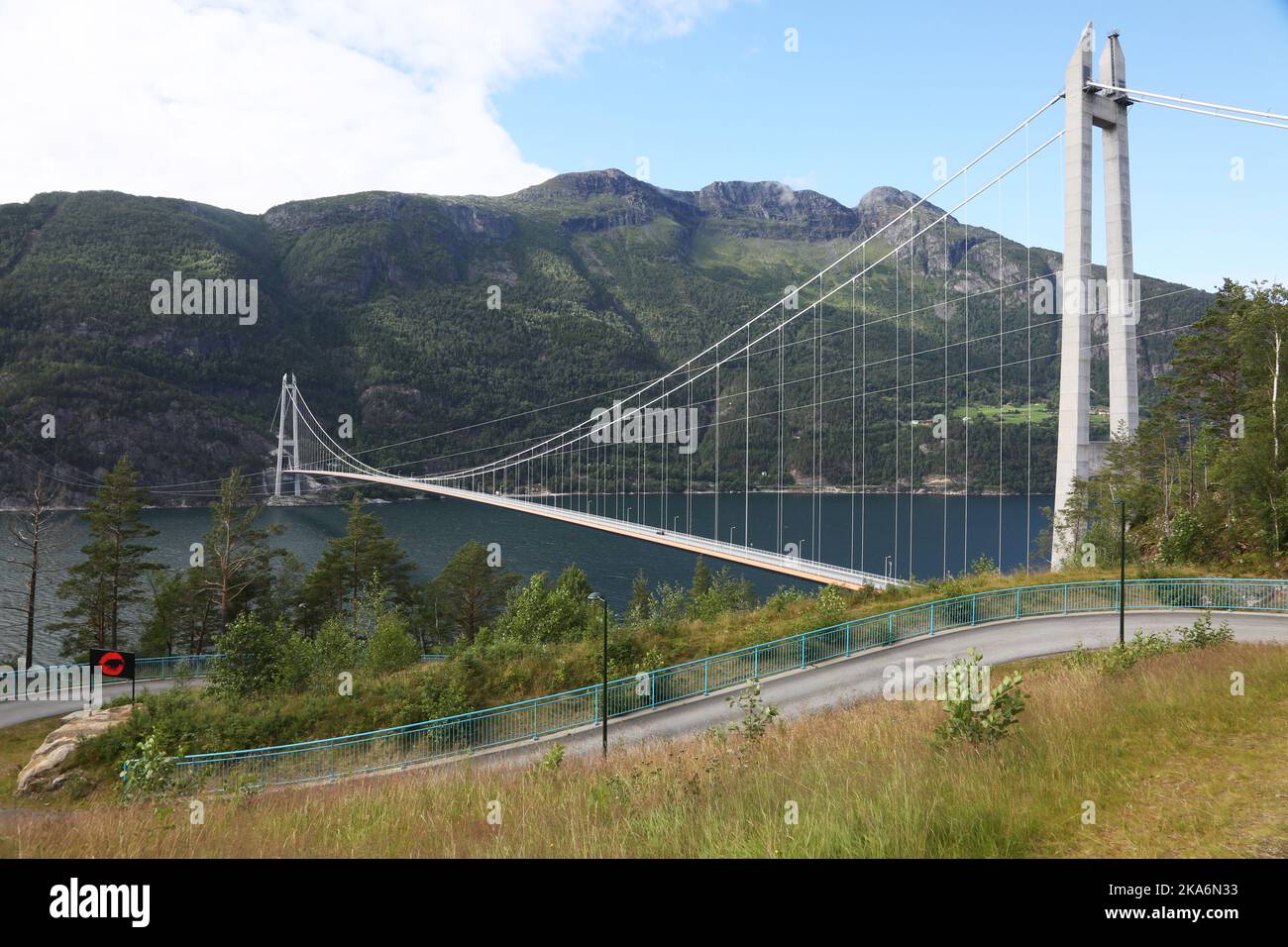 Eidfjord, Noruega 20160718. FILEPHOTO. Hardangerbrua (Puente de Hardanger) es un puente que cruza Eidfjorden entre Vallaviki Ulvik y Bu en los municipios de Ullensvang. El puente . El puente tiene aproximadamente 1380 metros de largo (con un tramo principal de 1.310 metros), y está entre los 10 puentes colgantes más largos del mundo y el más largo de Noruega. Foto: Erik Johansen / NTB scanpix Foto de stock