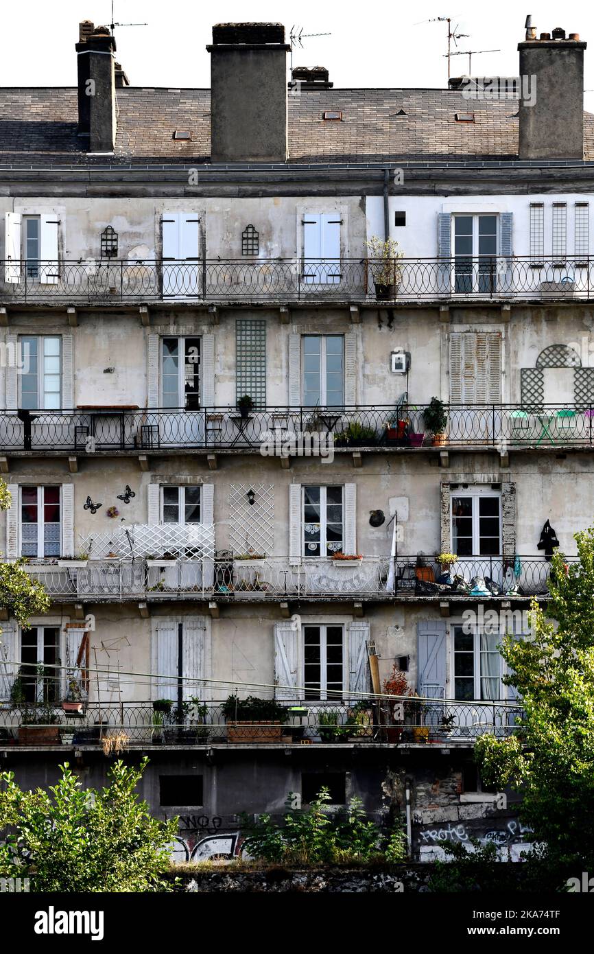 Apartamentos antiguos con balcones en Pau, Francia Foto de stock